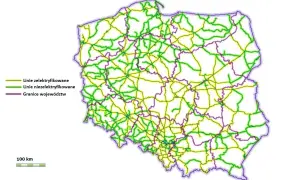 Mapa Polski z zaznaczonymi liniami kolejowymi: żółte to linie zelektryfikowane, zielone niezelektryfikowane. Fioletowe linie to granice województw. Postępująca elektryfikacja kolei w Polsce.