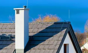 Na dachu domu widoczna jest instalacja odgromowa, chroniąca przed uderzeniami pioruna.