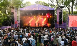 Tłum na festiwalu Co jest grane, podziwia występ na scenie CJG LIVE STAGE.