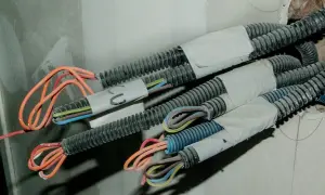 Czarny kabel to plus czy minus? Odkryj prawdę o polaryzacji