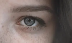 Delikatne, niebieskie oko z piegami. Jak zmyć klej z rzęs, by uzyskać taki naturalny efekt?