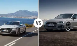 Porównanie Audi A7 i A5. Białe A7 na krętej drodze z widokiem na morze i góry. Szare A5 na tle pustkowia.