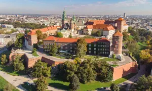Wawel w Krakowie – idealne miejsce, by zacząć zwiedzanie miasta. Zamek, katedra i mury obronne na wzgórzu.