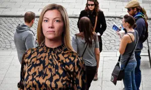 En kvinna med en mönstrad blus tittar framåt. I bakgrunden syns flera personer, en del verkar diskutera, vilket kan symbolisera ansvarstagande på jobbet.