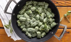 Strangolapreti alla trentina fumanti in padella, conditi con burro fuso, salvia e parmigiano.