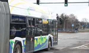 Autobus miejski z napisem "technologia dla ekologii". Uważaj, bo brak biletu to mandat!