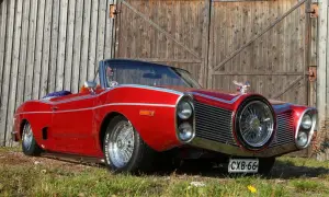 Röd cabriolet med kromade detaljer och ekrade fälgar, en unik skapelse bland rambler bilmodeller.