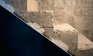 Surowe schody betonowe, gotowe do wykończenia. Pomysł na to, jak tanio wykończyć schody betonowe, może obejmować malowanie lub płytki.