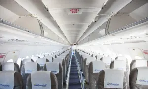 Puste siedzenia w samolocie linii nouvelair, gotowe na pasażerów.