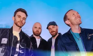 Czterech członków zespołu Coldplay, gotowych na kolejny niezapomniany koncert.