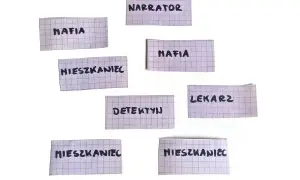 Karty z rolami: Narrator, Mafia, Mieszkaniec, Detektyw, Lekarz. To przygotowanie do gry w Mafię, gdzie zasady są kluczowe.