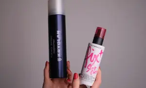 Dwie butelki fixerów do makijażu: Kryolan i MAC Fix+ Stay Over. Idealne, by utrwalić makijaż na długie godziny.