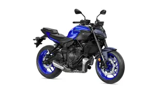Niebieski motocykl Yamaha MT-07 z ciemnoszarymi elementami, gotowy do jazdy po mieście.