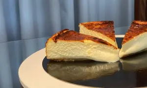 Trois parts de cheesecake basque, avec leur croûte caramélisée et leur cœur crémeux, prêtes à être dégustées.