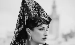 Mujer con maquillaje y mantilla de encaje negro, lista para la Semana Santa.