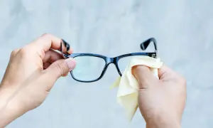 Jak usunąć rysy z okularów? Optyk vs. domowe mity