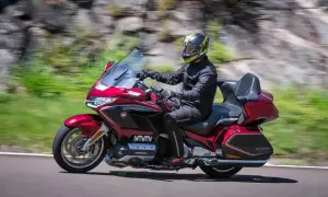 Czerwony motocykl Honda Gold Wing w ruchu. Sprawdź honda motocykle cennik i wybierz swój wymarzony model.
