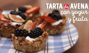 Deliciosa tarta de frutas saludable hecha con avena, yogur y frutos rojos frescos.