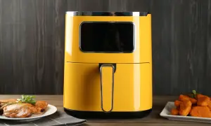 Żółty air fryer, który pozwala przygotować chrupiące frytki i kurczaka. Dowiedz się, air fryer co to jest i jak działa!