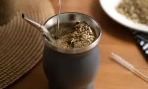 Nalewanie gorącej wody do naczynia z yerba mate. Idealne co zamiast kawy, by zacząć dzień.