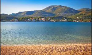 Słano, Chorwacja: idealne miejsce na tanie wczasy chorwacja z wyżywieniem. Spokojna zatoka, piaszczysta plaża i malownicze domki tworzą rajski krajobraz.