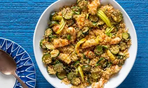 Couscous con gamberi e zucchine, un'idea perfetta per scoprire cosa abbinare al cous cous in modo fresco e gustoso.