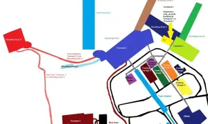 Schemat lotniska Fiumicino: terminale 1, 2, 3, 5, parkingi, stacja kolejowa, Hilton, połączenia autobusowe i kolejowe.