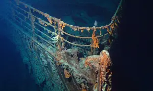 Vraket av Titanic på havets botten, täckt av rost och marint liv. En påminnelse om den tragiska kollisionen med ett isberg.