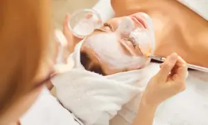 Ile trzymać peeling na twarzy, aby uniknąć podrażnień skóry?