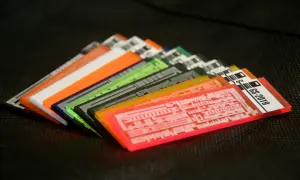 Kolorowe karty z nadrukiem GS-2019, symbolizujące innowacyjne pkd usługi budowlane.