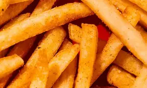 Jak zrobić chrupiące domowe frytki? Sekret perfekcji krok po kroku.