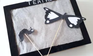 Un gusano y una mariposa de papel listos para un divertido teatro de sombras para niños.