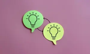 Due fumetti con lampadine, che simboleggiano il mbo significato di scambio di idee e creatività.