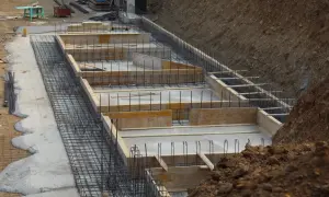 Ile stali potrzeba na fundament 100m2: Praktyczny kalkulator i przykłady