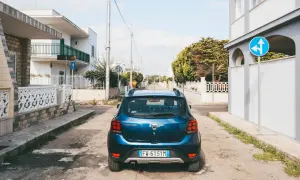 Blauer Mietwagen in Italien, bereit für Erkundungen. Hier sind einige mietwagen italien tipps für Ihre Reise.