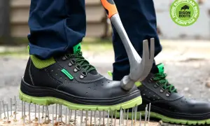 Buty robocze Bison Boots chronią przed bólem nóg. Młot uderza w podeszwę, która stoi na gwoździach.