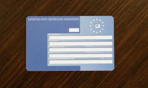 Europejska karta ubezpieczenia zdrowotnego z oznaczeniem PL. Dokument zawiera pola na nazwisko, imiona, datę urodzenia i numery identyfikacyjne.