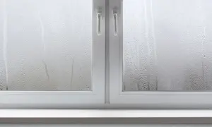 Dlaczego okna są zaparowane od zewnątrz? Poznaj przyczyny i rozwiązania