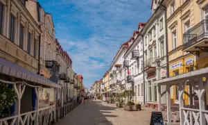 Urokliwa ulica w Płocku, pełna kolorowych kamienic i kawiarnianych ogródków. Idealne miejsce na spacer i odkrywanie płockich atrakcji.