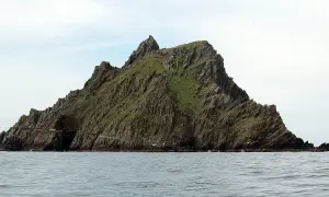 Skellig Michael, zielona, skalista wyspa na oceanie. Planując jak zorganizować logistykę trasy na wyspę Skellig Michael, pamiętaj o trudnym dostępie i zmiennej pogodzie.