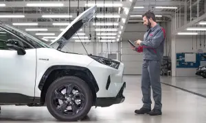 Mechanik sprawdza hybrydową Toyotę. Z tymi technologiami możesz w pełni toyota relax.