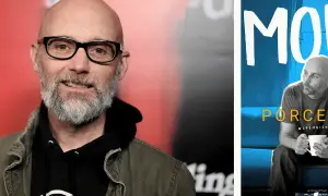 Moby w okularach i z brodą, obok plakat z napisem "Moby Play" i jego podobizną.