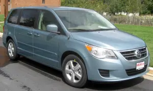 Niebieski VW Routan stoi na drodze.