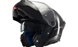 Czarny kask motocyklowy szczękowy z podnoszoną szybką i przyciemnianą szybką wewnętrzną.