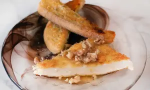 Panerad fetaost med honung och valnötter, serverad med rostat bröd. En härlig kombination av sött och salt.