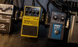 Efektowy **przester** BOSS ODB-3 i EBS Octabass na pedalboardzie, gotowe do tworzenia mocnych basowych brzmień.