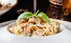 Pasta fredda cremosa con ricotta, pomodorini e basilico fresco, un piatto estivo perfetto.