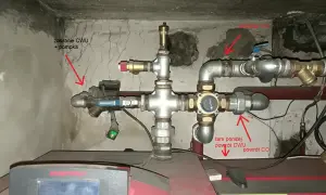 Instalacja grzewcza z pompą obiegową i zaworami. Na wyświetlaczu kotła widać temperaturę 59°C. To może pomóc oszacować, ile czasu nagrzewa się bojler 200l.