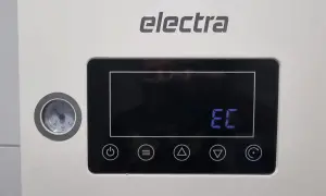 Panel sterownika Galmet Electra. Na wyświetlaczu litery "EC". Manometr wskazuje ciśnienie.