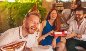 Impreza urodzinowa w pełni! Wesołe twarze, prezent i balony. Idealne krótkie życzenia urodzinowe - śmieszne, bo radość jest najważniejsza!